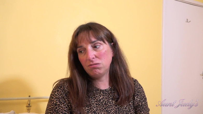 Aunt Judy's: Auntjudys - vaše prsatá MILF hospodyně Ruby Cattrall tě přistihne při...