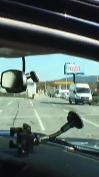 Dvě nadržené děvky, které milují transgressi, kouří tvrdého ptáka v autě