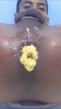 Nueng 99 Pantat Lapar Saya, Makan Pisang