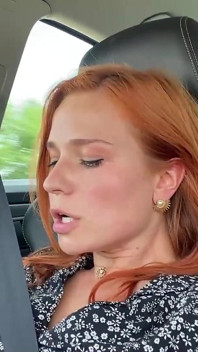 Clemence Audiard masturbuje się w samochodzie