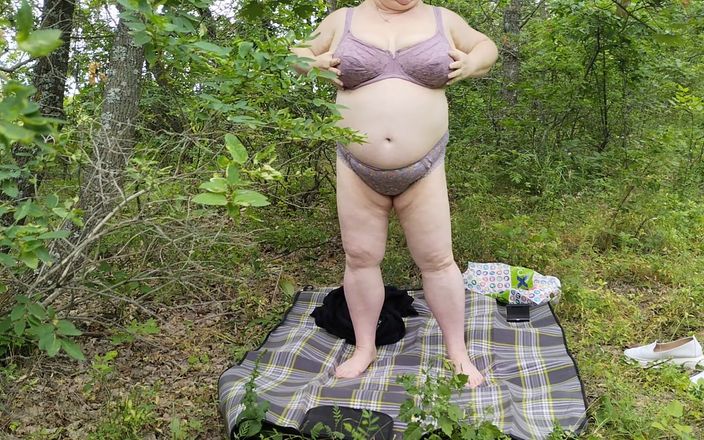 Zona901: Ibu mertua melucuti pakaian di taman dan masturbasi memeknya yang...