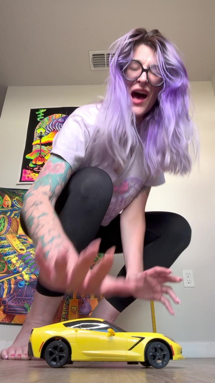 Peppermint Giantess: Benim beden 16 feet ile model bir arabayı parçalıyorum