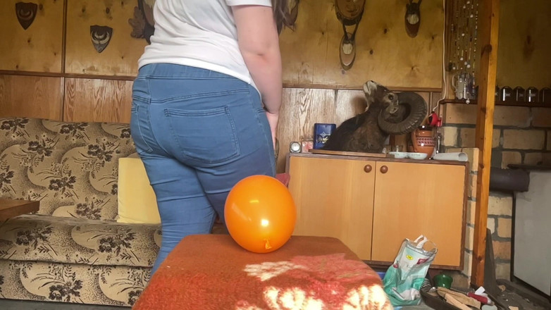 BeachBallsDuo: Bigbootylucy 穿着蓝色牛仔裤粉碎了 20 多个球蛋！2台慢动作相机