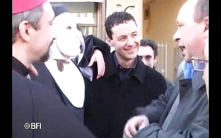 Bizzar hardcore party: Italiensk adopterad tjej suger kuk och knullar i strumpor.