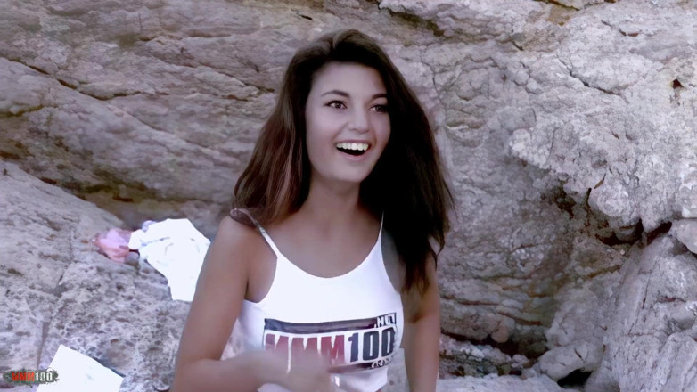 MMM100: Carla het jonge Franse meisje Carla filmde met het mmm100-t-shirt