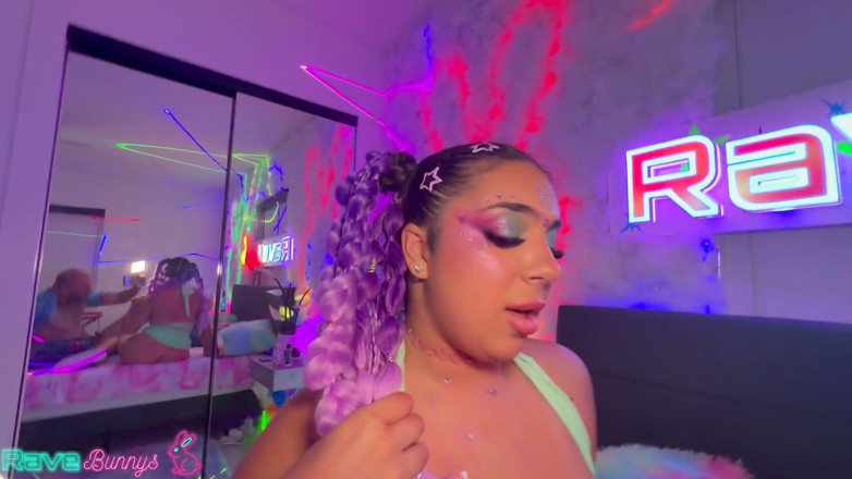 Rave Bunnys: Brian Omally gleitet zwischen Gigi Lysettes große natürliche Brüste!