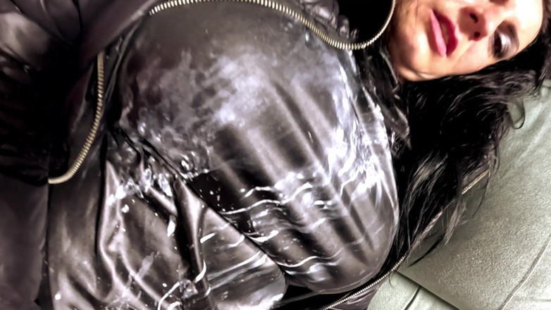 MilfyCalla: Saténové šaty a kazajka Bukkake, Fake Cum Spray a Messy Downjacket...