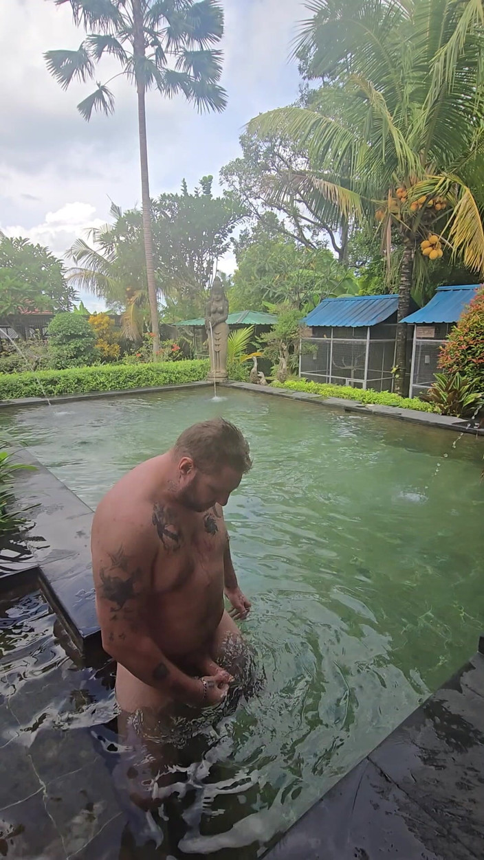 Jimbob Star GAY: Jimbob ngocok kontol di kolam renang