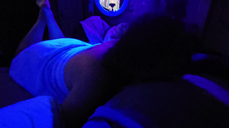 Funhousewife69: Zakar menghisap bogel di bawah lampu hitam dipenuhi mulut