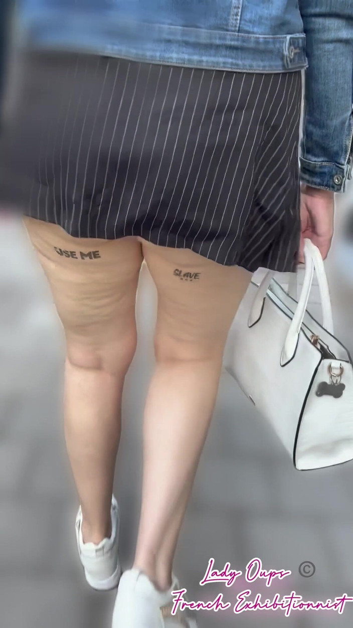 Lady Oups: Výstava v centru města v mikro sukni s análním kolíkem...