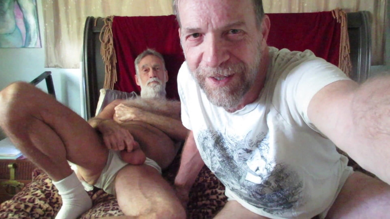 Hairyartist: Tatăl tău vitreg se joacă cu tine