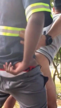 Mengisi mulut bajingan dengan sperma di taman