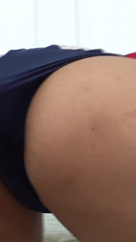 Laissez Eimi porter des spokos, un entrejambe nu et avaler du sperme avec un vibromasseur fixe