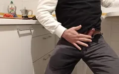 Orina desesperada en la cocina