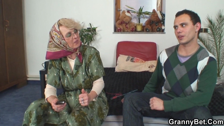 Granny Sluts: Щаслива знахідка в країні