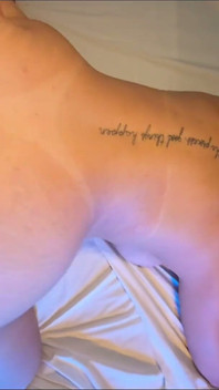 Loira rabuda fodendo de quatro em um motel sem camisinha e levando uma carga na bunda apertada.