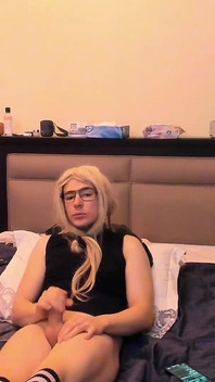 Büyük yarağımı sikiyorum ve sana götümü gösteriyorum