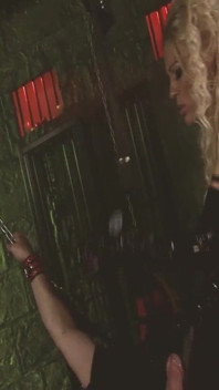 Scène de filles fétichiste - une MILF blonde 2_busty en lingerie sexy se fait sodomiser pendant une séance BDSM