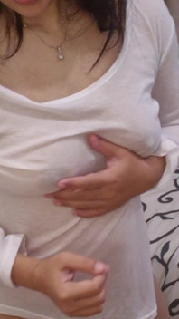 ฉันเงี่ยนมาก กำลังถูหัวนมตัวเอง