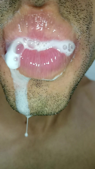 rey10rey10: Ich liebe sperma in meinen mund, die zunge, lange zunge,...