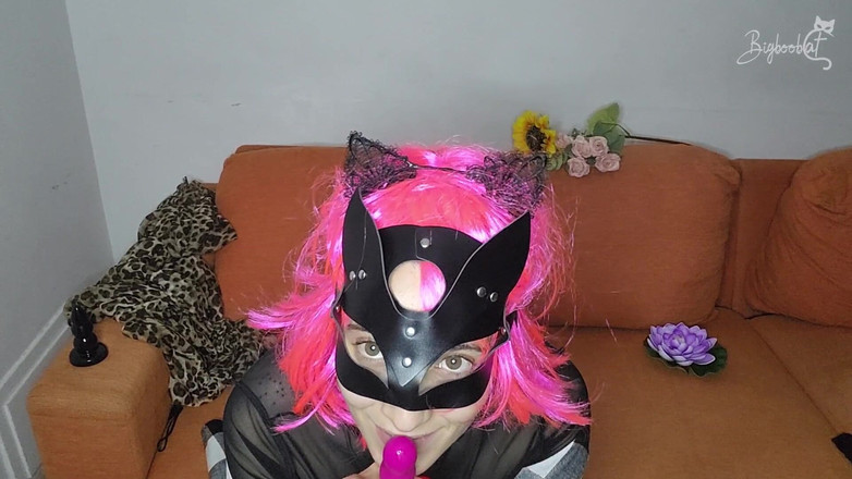BigBoobCat: 我自然的大奶子在跳动！戴上阴户面具，我正在取悦自己