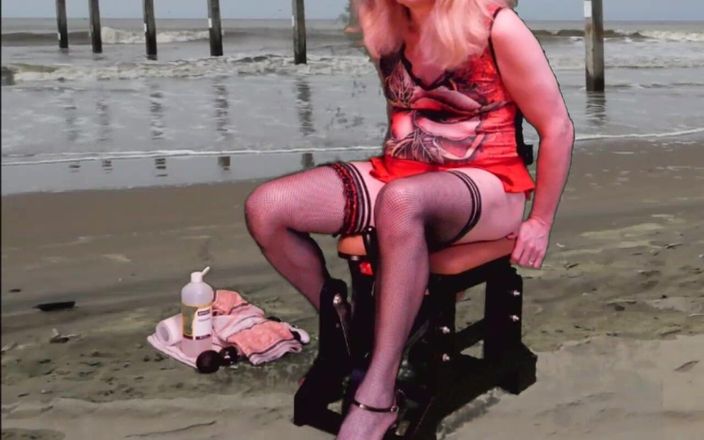 Mrs Samantha: 해변에서 몽키 로커를 타고 사만다 부인의 러브 글라이더 딜도 탐험!