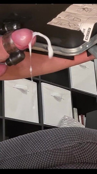 Remaja submisif dikongkek mesin kongkek dan memancut mani tanpa tangan