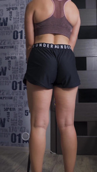 PAWG MILF drażni jej tyłek w sportach pod spodenkami zbroi