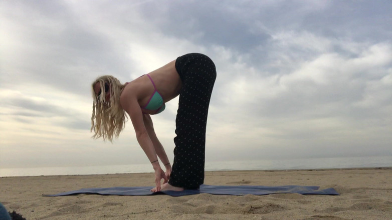 Serene Siren: Yoga pe plajă în Bikini Top