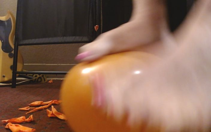 Abby Anna: Fa scoppiare i piedi del mazzo di palloncini arancioni