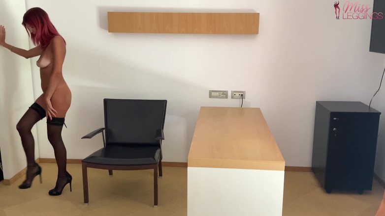 MissLeggings: Striptease și futută cu spermă pe picioare