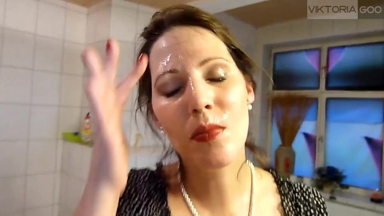 Viktoria Goo: Viktoria Goos cuckold filmt ihre trinkende pisse, wird in alle 3...