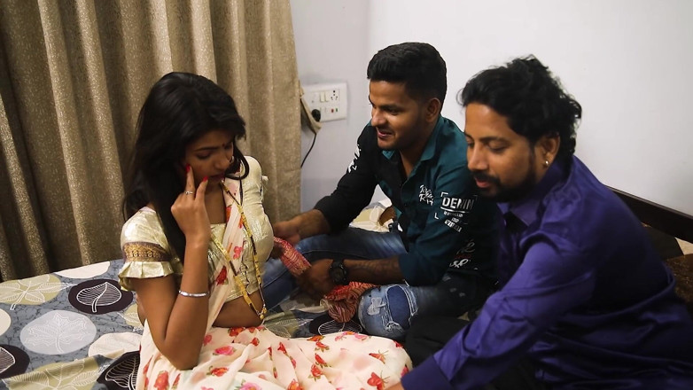 RIABHABI: Dos hermanastro se follan a su hermanastra, trío hardcore