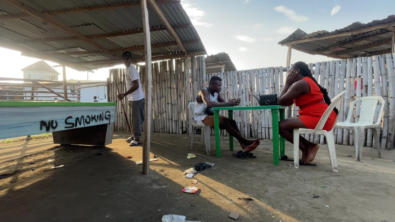 Creamyshuga: 그의 여친이 Wil이 그녀를 너무 나쁘게 따먹는 또 다른 남자를 찾고 있어