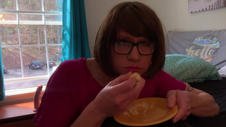 CindieLove: セクシーな弱虫がお尻の中にバナナを温めてエッチに食べます!