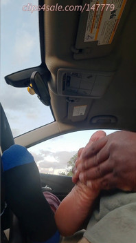 Sessione in auto 2 con i piedi puzzolenti di Dee adorazione e sega con i piedi