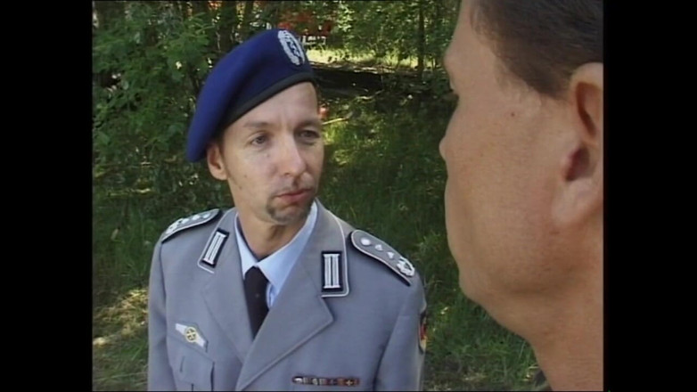 Deutschland porn: Những người lính làm tình nhóm ngoài trời trong trại...