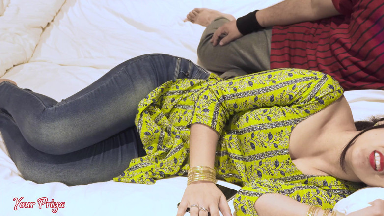 Your Priya: सौतेली बहन Priya चरमसुख के करीब है जब सौतेला भाई आया और उसका फोन चेक किया