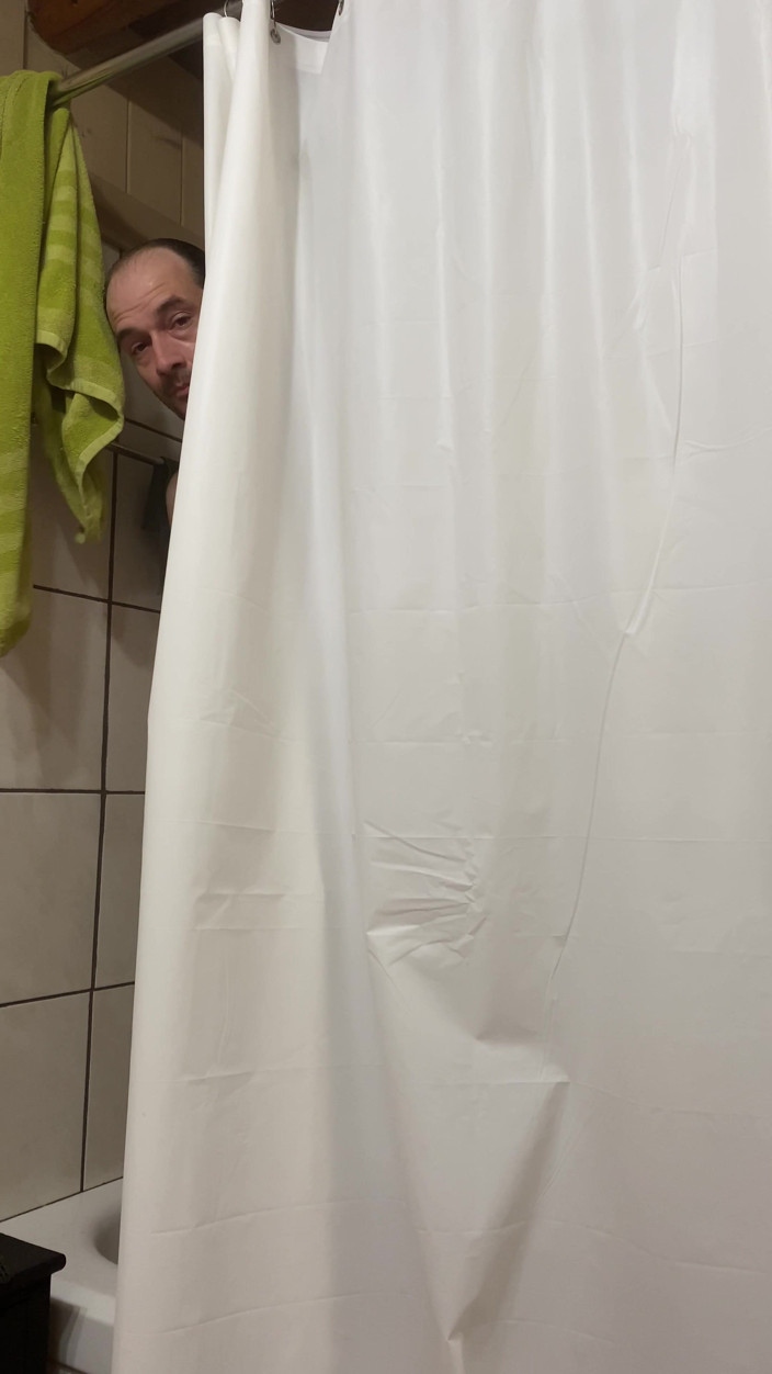 Ely marcotte: Helly alleen in zijn kamer.