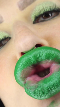 Yeşil minty ruj parlak pouty öpüyor 4k ultra hd