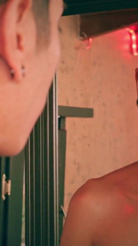 Un jumelle mince et sexy branle sa grosse bite devant le miroir