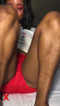 Seu marido carinhoso lhe deu uma rosa, mas acontece que é brinquedo sexual e ele não sabia