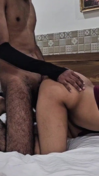 彼女をベルトで縛ったままにして