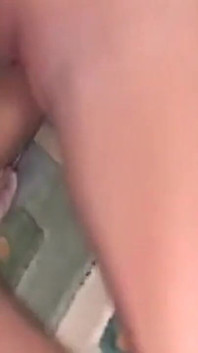 Si jalang blonde membentangkan pantat lebar kemudian menelan air mani tebal