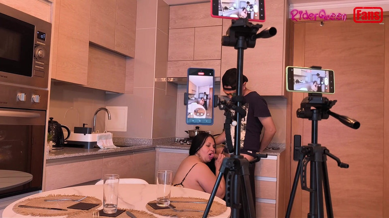 Riderqueen: प्रशंसकों के लिए वीडियो - सौतेला बेटा रसोई में सौतेली मम्मी का दौरा करता है