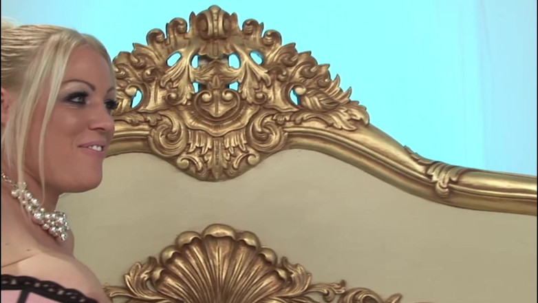 pornitaliangraffiti: Stacy a sousedka si olizují kundičku, dokud nepřijdou z toho