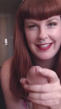 Una rossa culona ti masturba