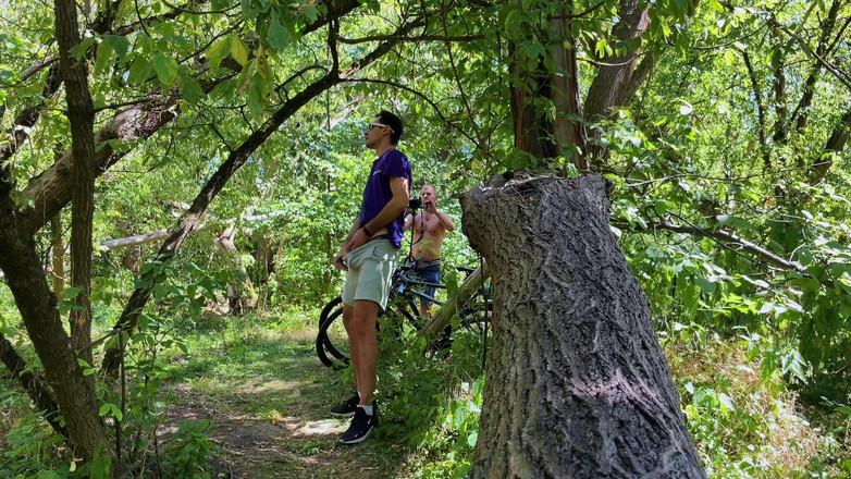 Nick Lewis: 森でチンコを吸う