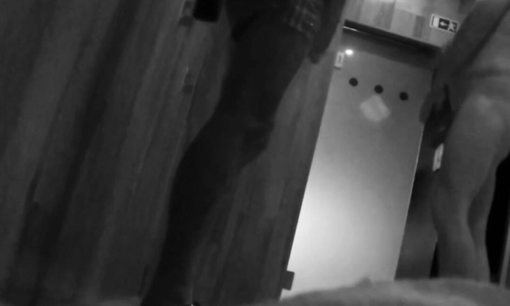 AmateurBoysPissing: Nieśmiały pasierb zostaje wkurzony przez ojczym w siłowni Publiczne prysznice