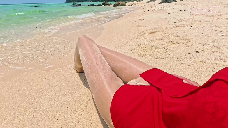 Shiny teens: 906 Collant scintillanti sulla spiaggia